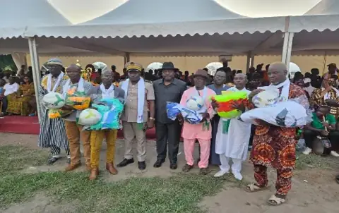 Distribution de dons aux familles